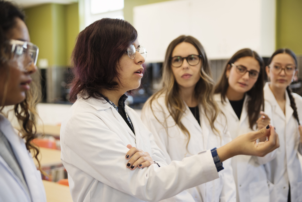 Wissenschaftlerinnen in einer Diskussion